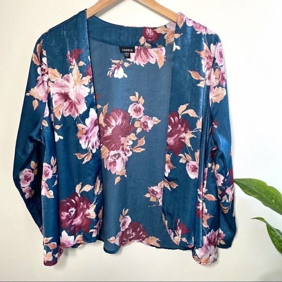 Torrid blue floral satin silky cardigan shawl - Picture 3 of 8